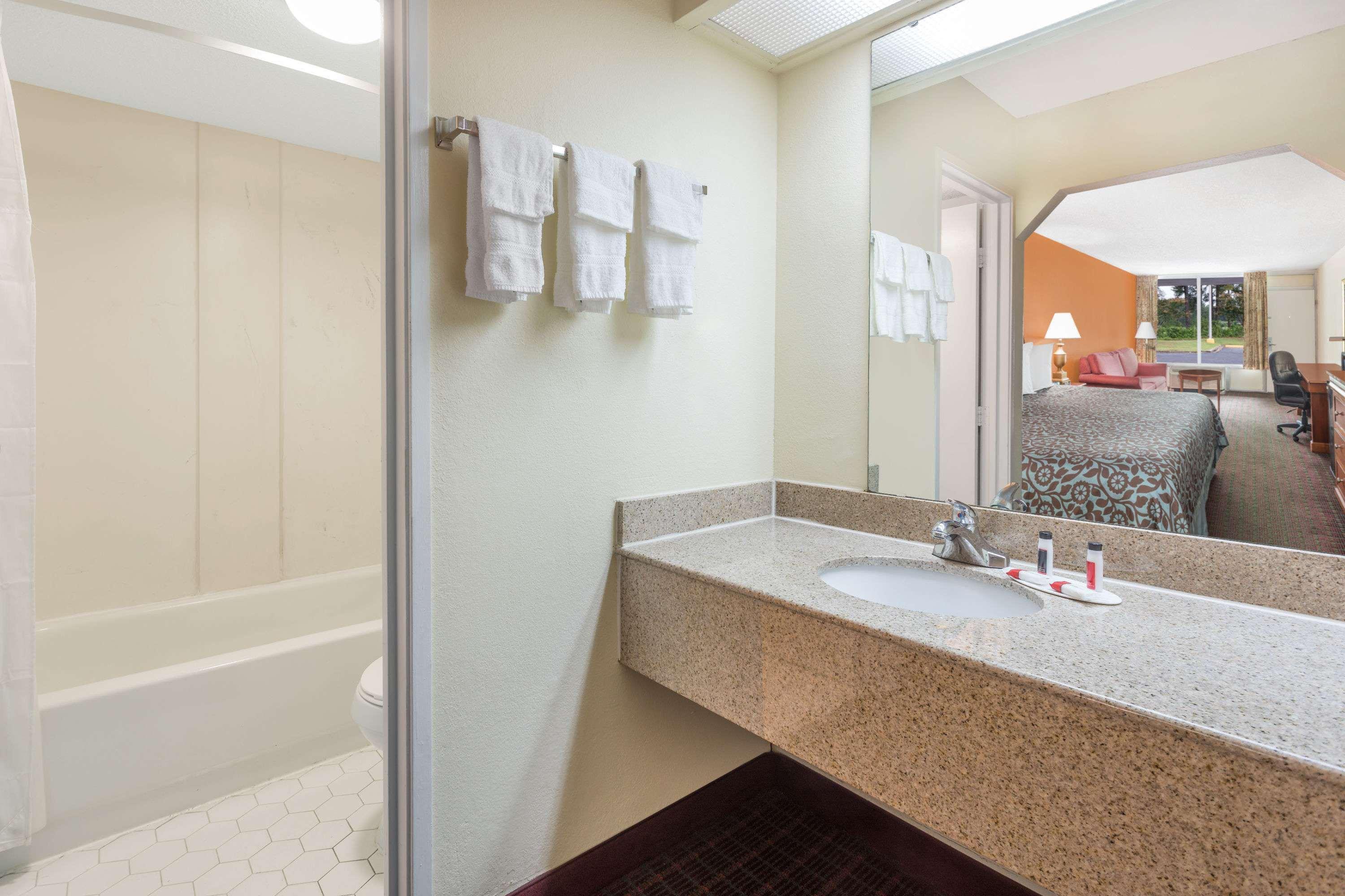 Days Inn By Wyndham Orangeburg South Dış mekan fotoğraf
