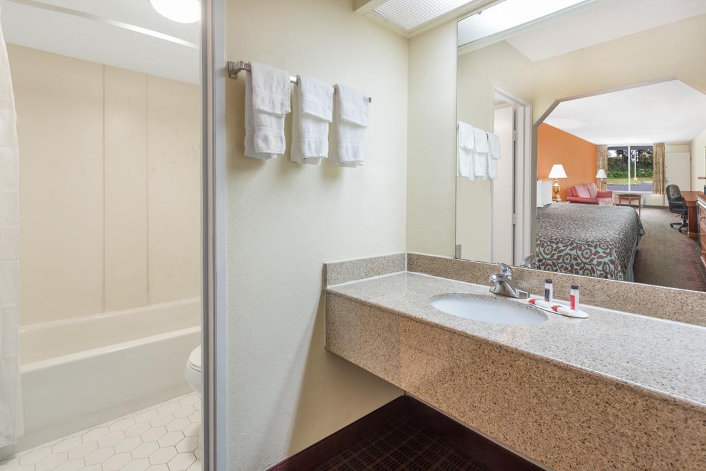Days Inn By Wyndham Orangeburg South Dış mekan fotoğraf